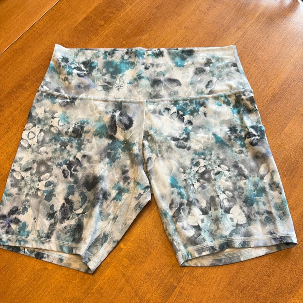 Lululemon size 12 workout exercise shorts